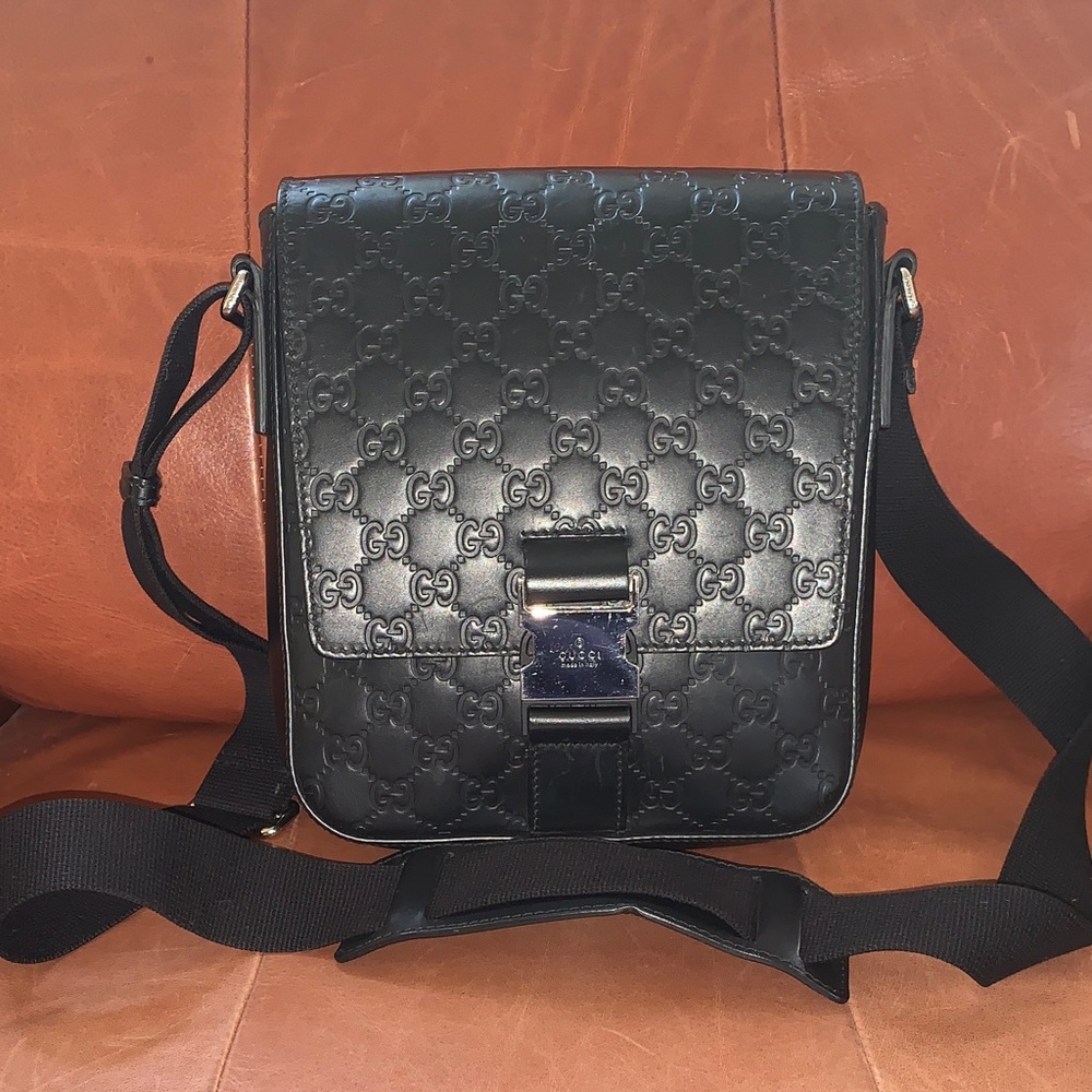 🖤🩶🖤Gucci Leather Embossed Black Unisex Messenger Bag🖤🩶🖤